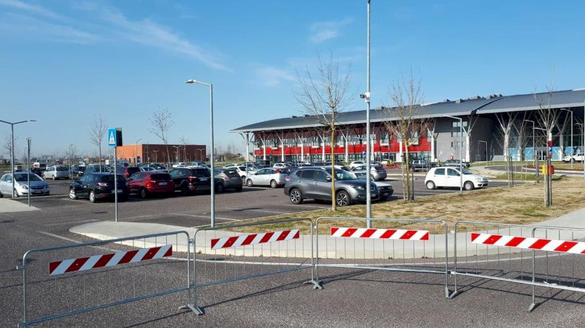 Il coronavirus ferma il Nord Italia: off limits le zone di Codogno e Vo' Euganeo, stop alle partite in Lombardia e Veneto