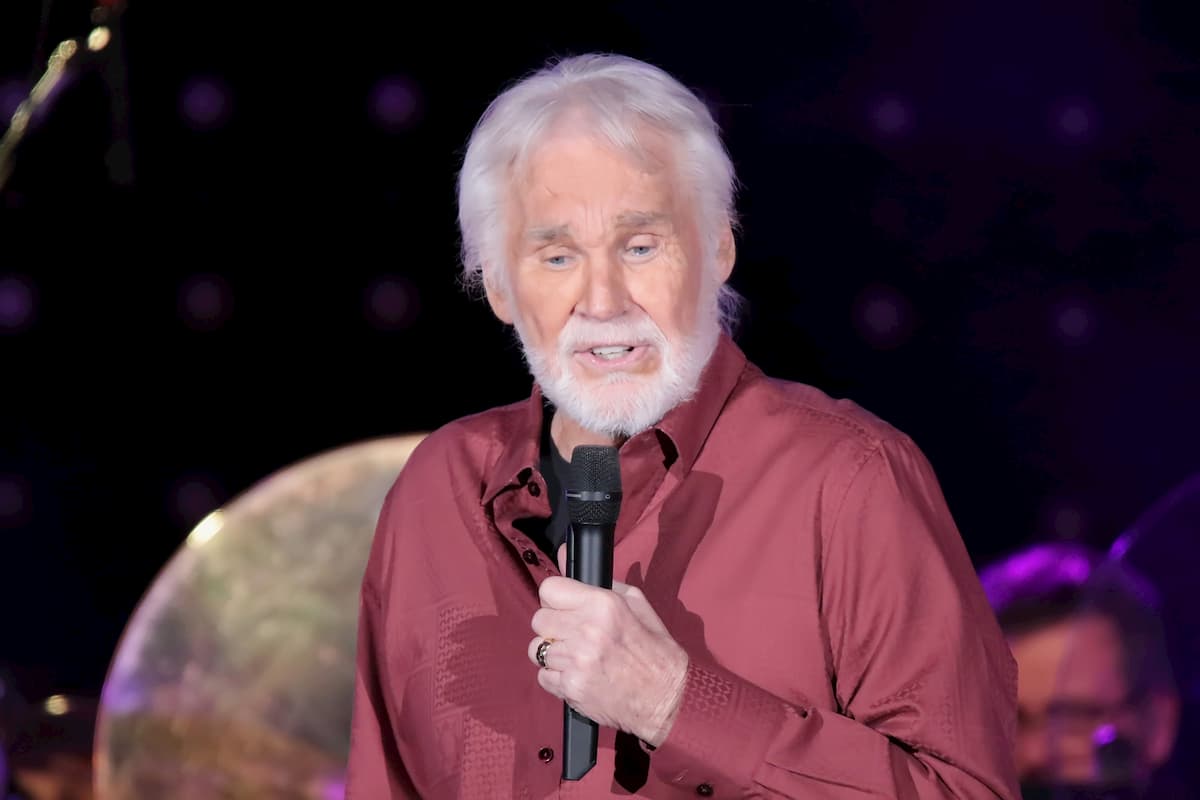 Kenny Rogers è morto, l'icona del country aveva 81 anni