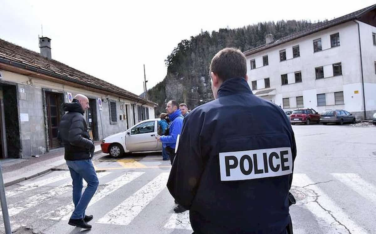 Coronavirus, in Francia poliziotta ferita durante un controllo: colpita alla testa da un sasso