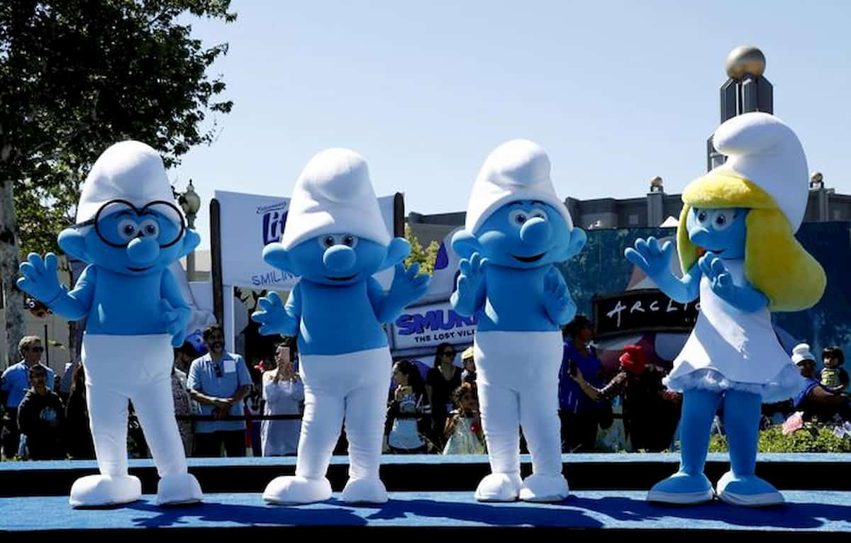 Coronavirus, in Francia tremila persone vestite da Puffi sfidano l'epidemia