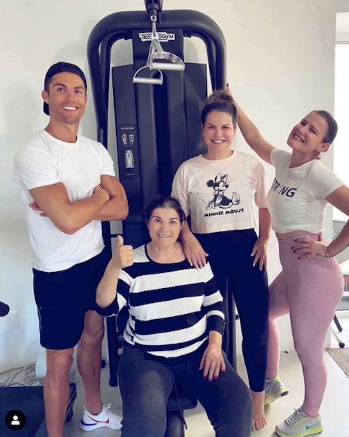 Coronavirus, Cristiano Ronaldo in palestra con la mamma: "Felice di averla a casa"