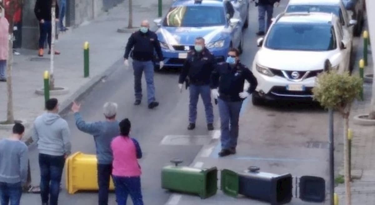 Coronavirus Acerra, positiva ragazza tornata dal Nord. Annuncio sindaco su Fb, rivolta sotto casa della 20enne