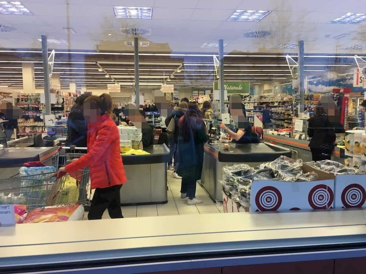 Coronavirus, ad Albignasego non si rispetta la distanza di sicurezza in un supermercato. La denuncia di Federcontribuenti