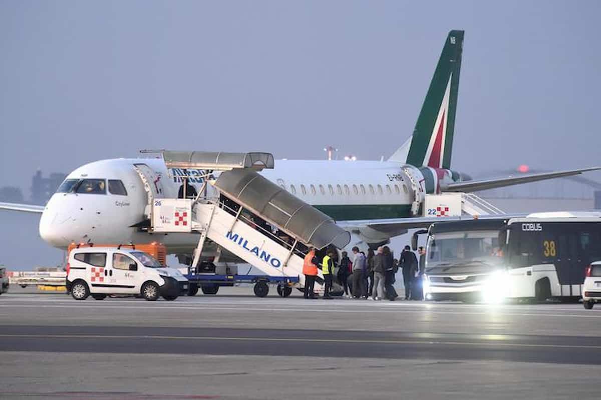 Coronavirus Milano, Alitalia da lunedì 9 marzo sospende i voli di Malpensa e riduce quelli di Linate