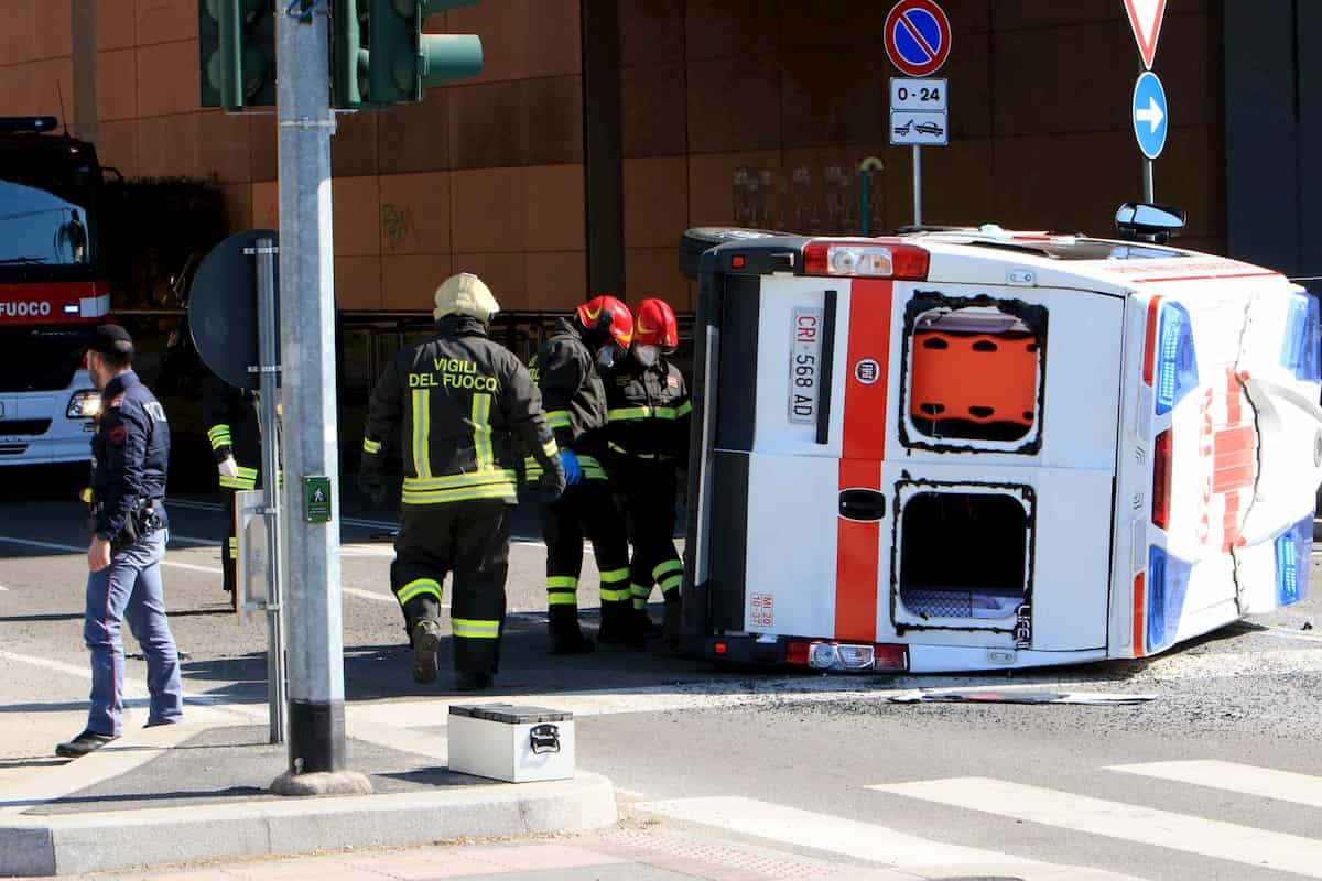 Milano, ambulanza si ribalta dopo scontro con auto: feriti due soccorritori