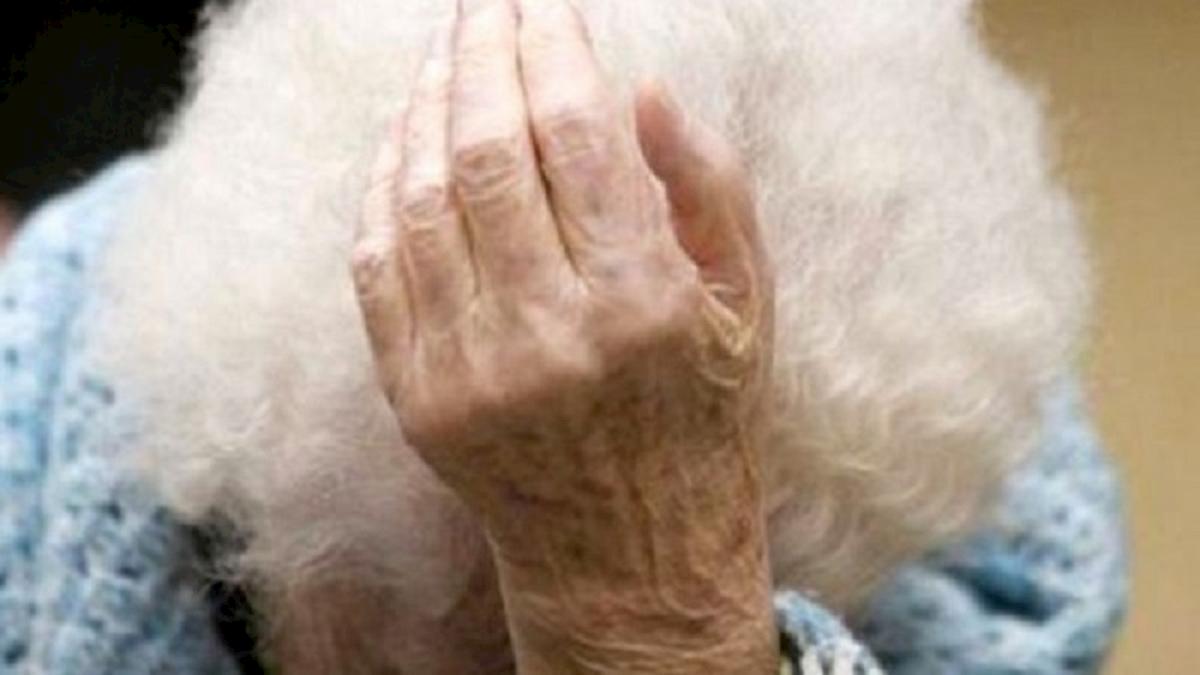 Coronavirus Ostia: l'anziana madre gli impedisce di uscire, figlio la prende a pugni e le rompe il naso