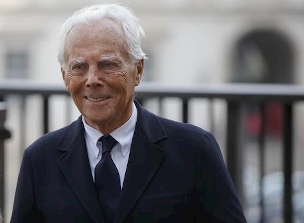 Coronavirus, Armani converte gli stabilimenti in Italia per produrre camici per i sanitari