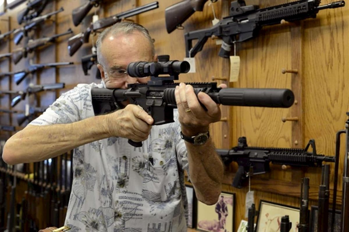 Coronavirus, più armi che tamponi: negli Usa corsa all'acquisto di pistole e fucili