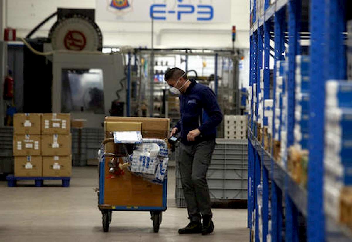 Coronavirus, nuovo elenco Ateco: dai barattoli al vetro, ecco le aziende che restano aperte