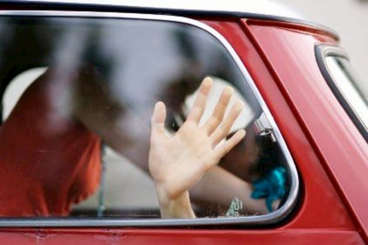 Rimini, quarantena a luci rosse: rapporto a tre in strada davanti alla Municipale