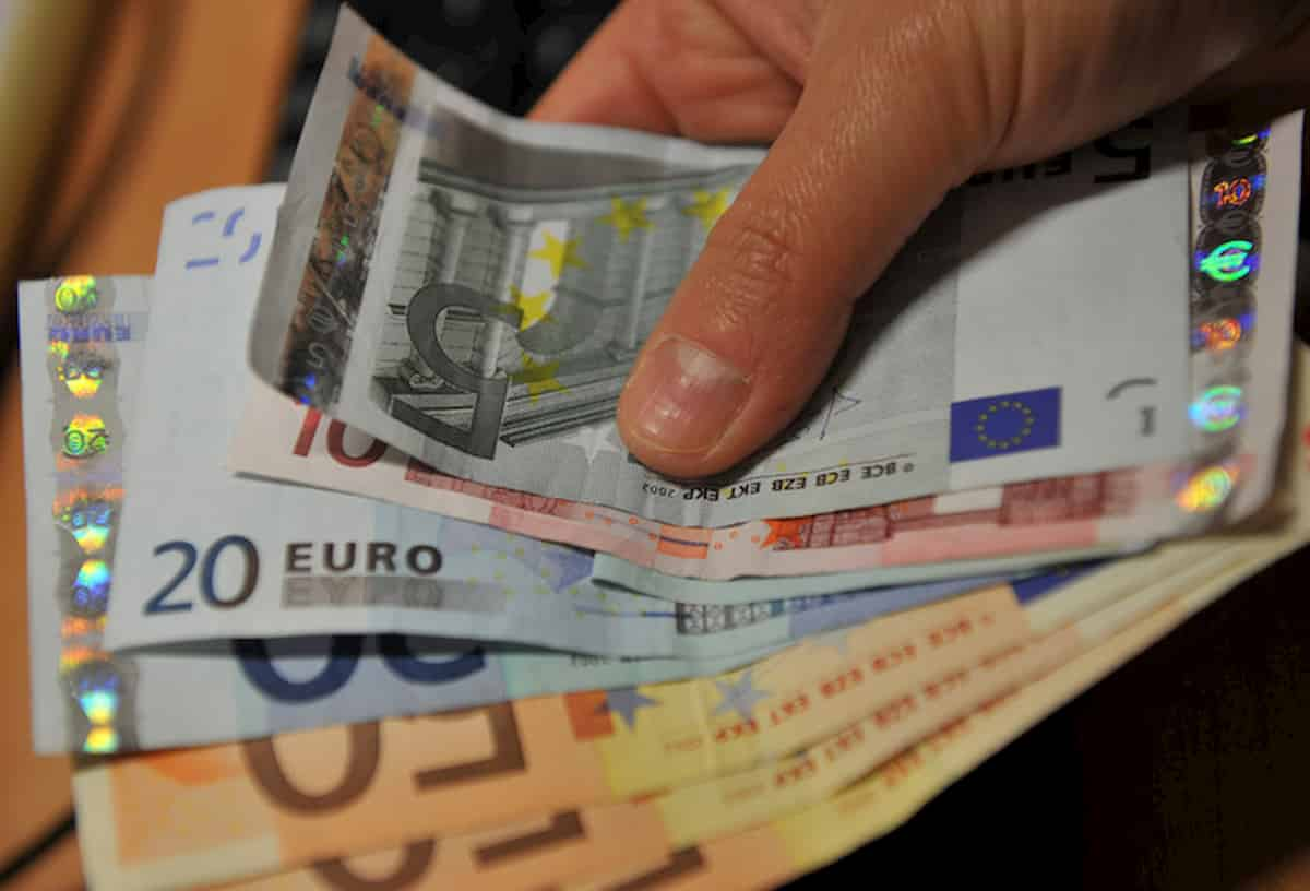 Reddito medio lavoratore italiano, mancano 4 mila euro a testa. Chi è stato?