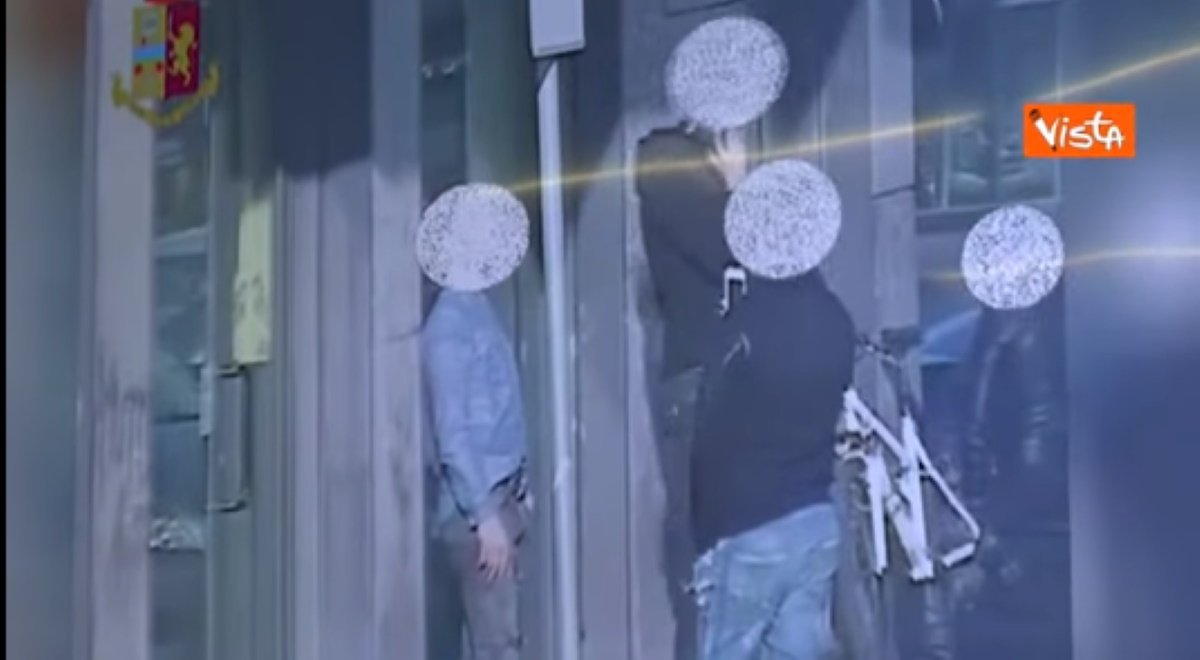 Milano, banda di ladri acrobati arrestata: furti festeggiati in limousine