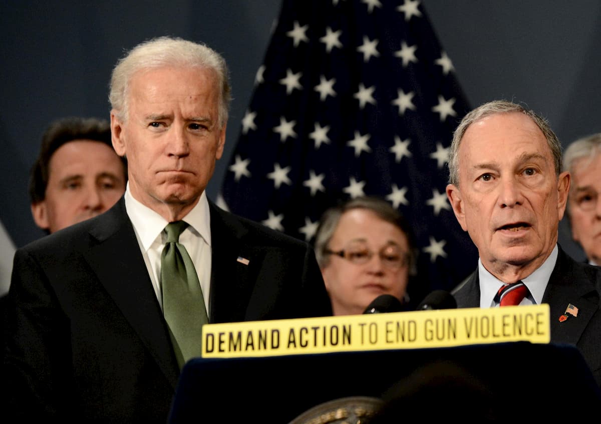 Usa, Micheal Bloomberg sconfitto al Super Tuesday si ritira e appoggia Joe Biden