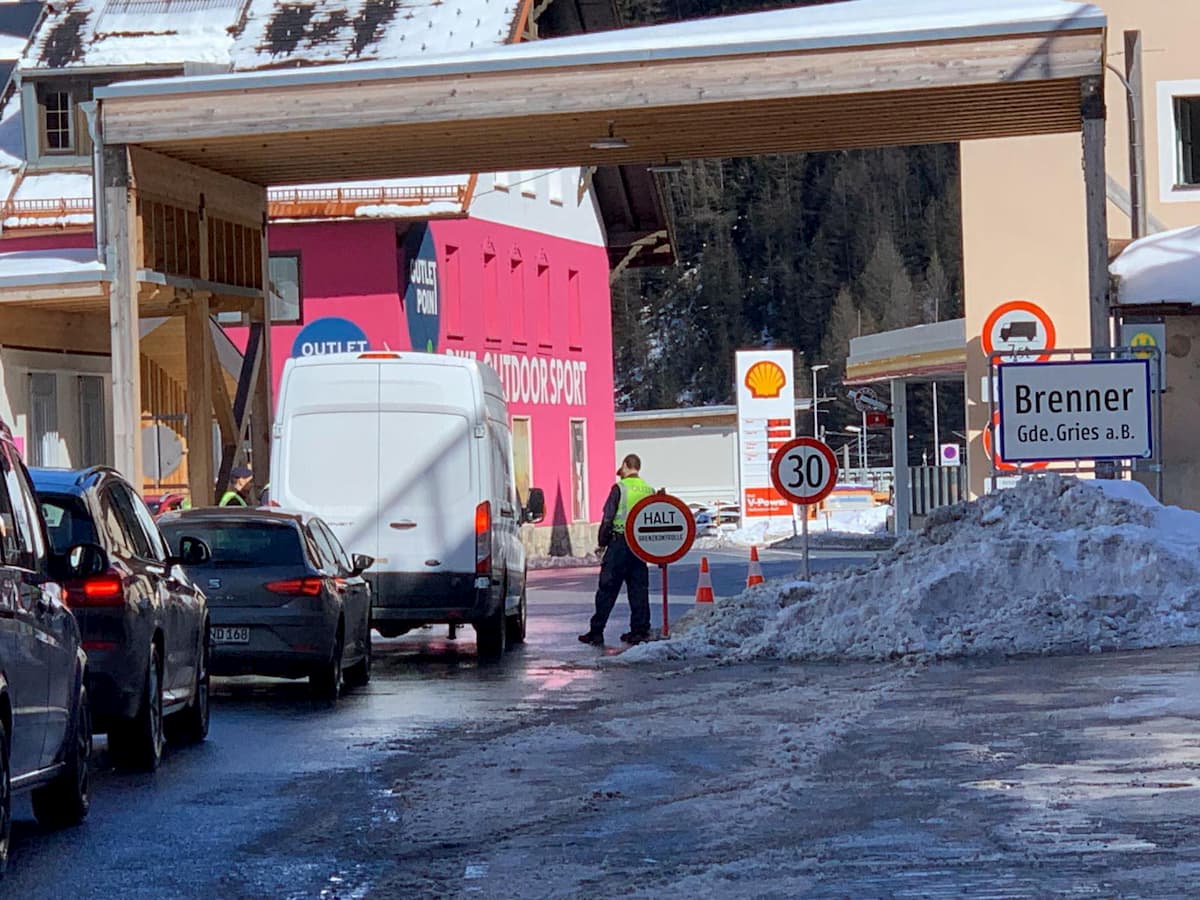 Brennero, code al confine con l'Austria per i controlli. De Micheli e Di Maio: "Misure ingiustificate"