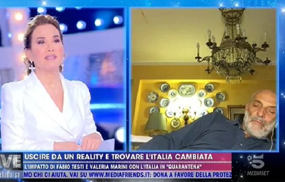 Live Non è la D'Urso, Paolo Brosio si addormenta in diretta FOTO