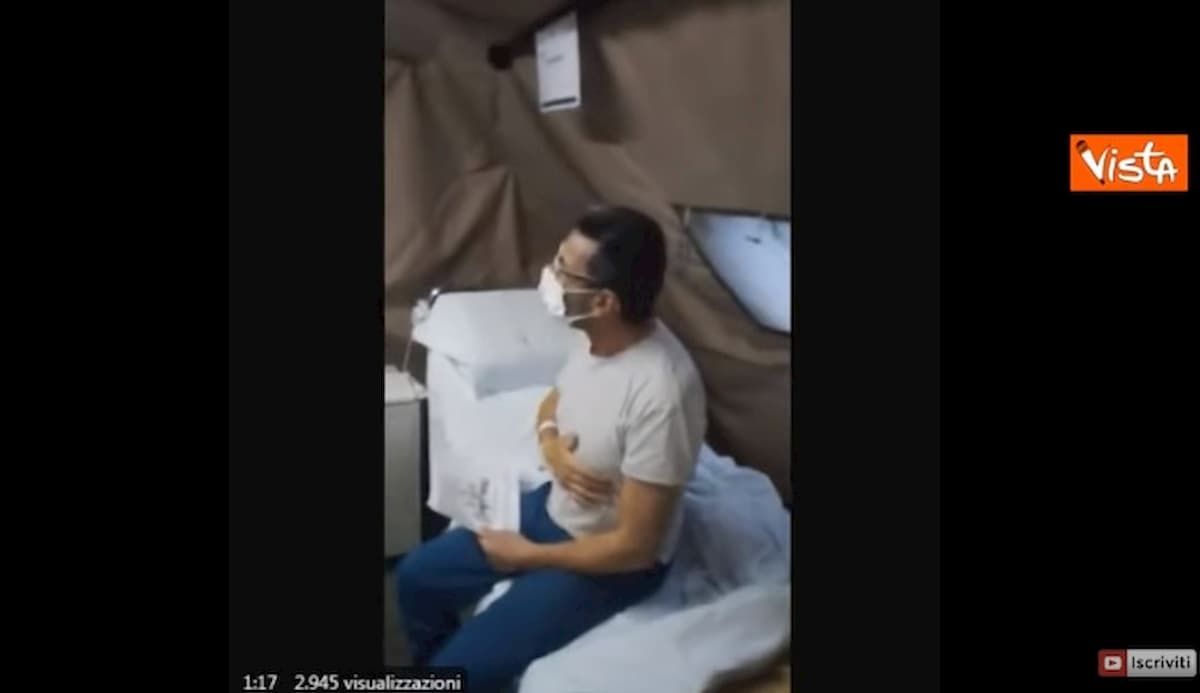 Coronavirus, la festa di compleanno nell'ospedale da campo dell'Esercito VIDEO