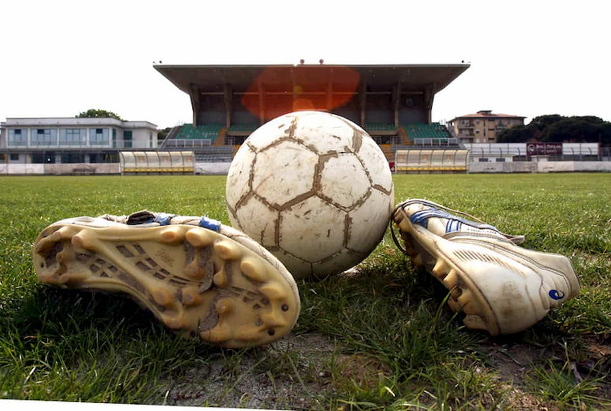 Coronavirus, a Bari giocavano a calcio nonostante divieto: ragazzini allontanati dai vigili