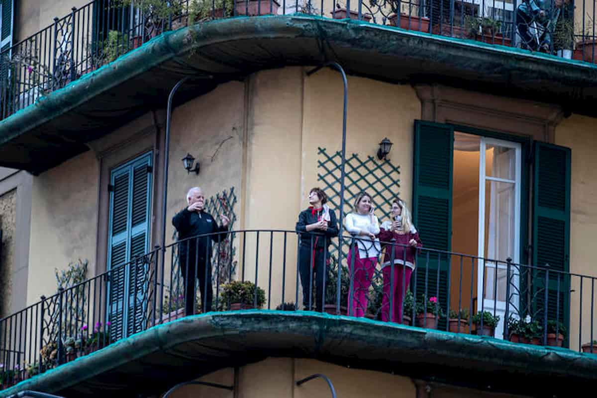 Flash mob, il calendario e la lista delle canzoni da cantare dal balcone