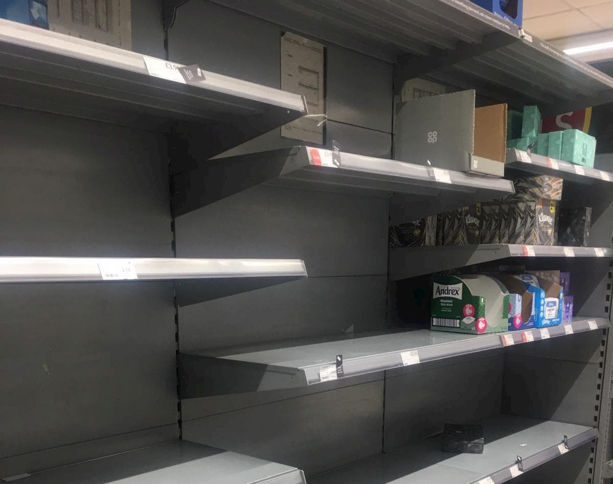 Coronavirus, anche a Londra finiscono le scorte di carta igienica FOTO