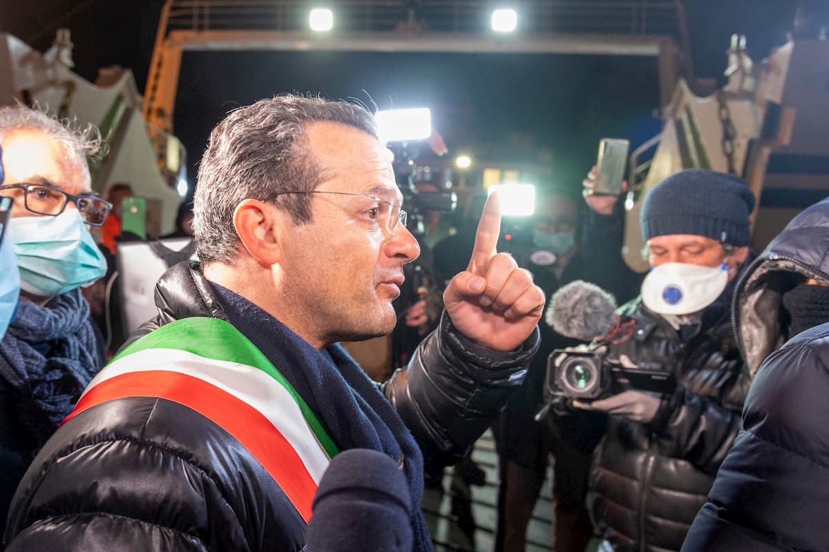 Coronavirus, a Messina il sindaco De Luca in porto per fermare gli arrivi da Villa San Giovanni VIDEO