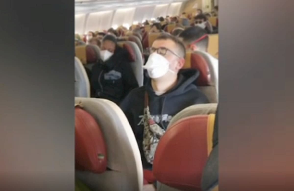 Coronavirus, denuncia su volo Alitalia Madrid-Roma: "230 persone ammassate"