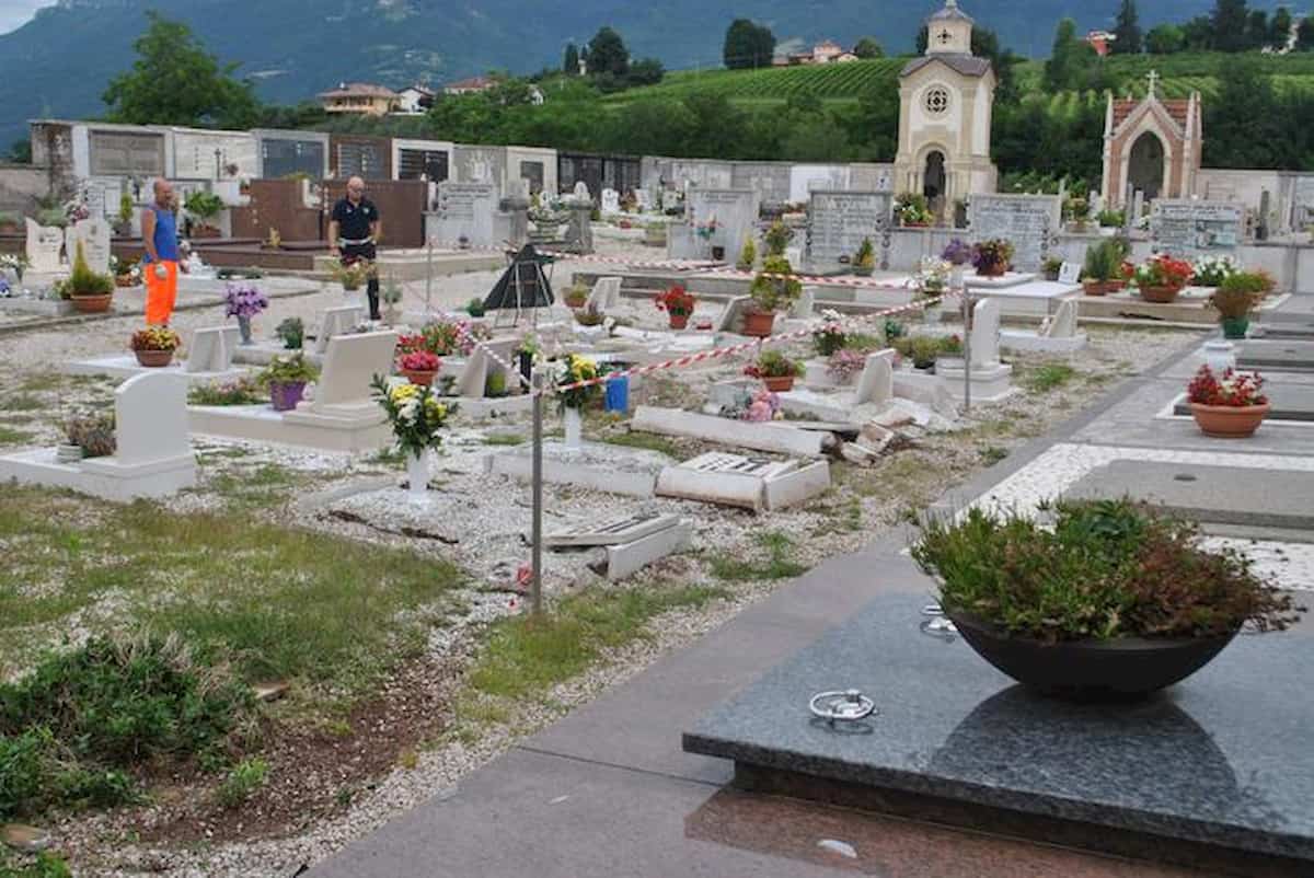 Monsignor Paganini, Parroco di Cellatica, messaggio a una ragazza sul muro del cimitero: "Mollalo"