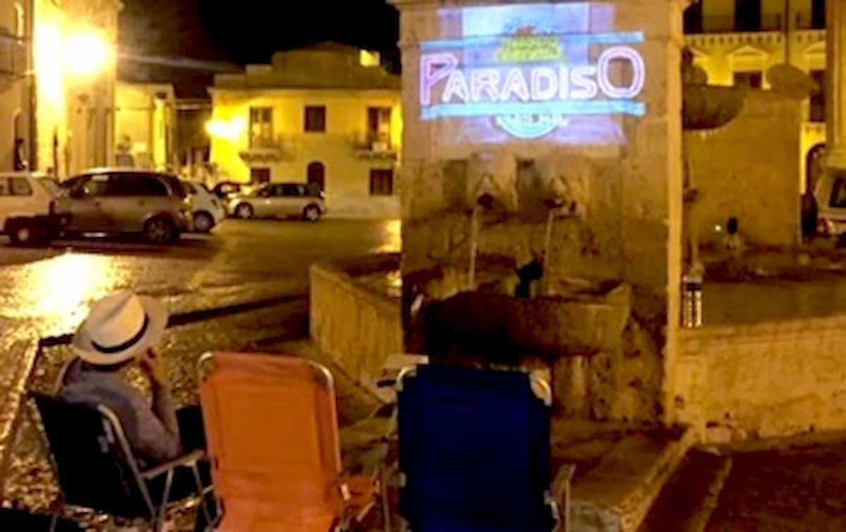 Coronavirus, a Pisa i film sul palazzo di fronte: Olga e Francesca li proiettano ogni sera per il vicinato