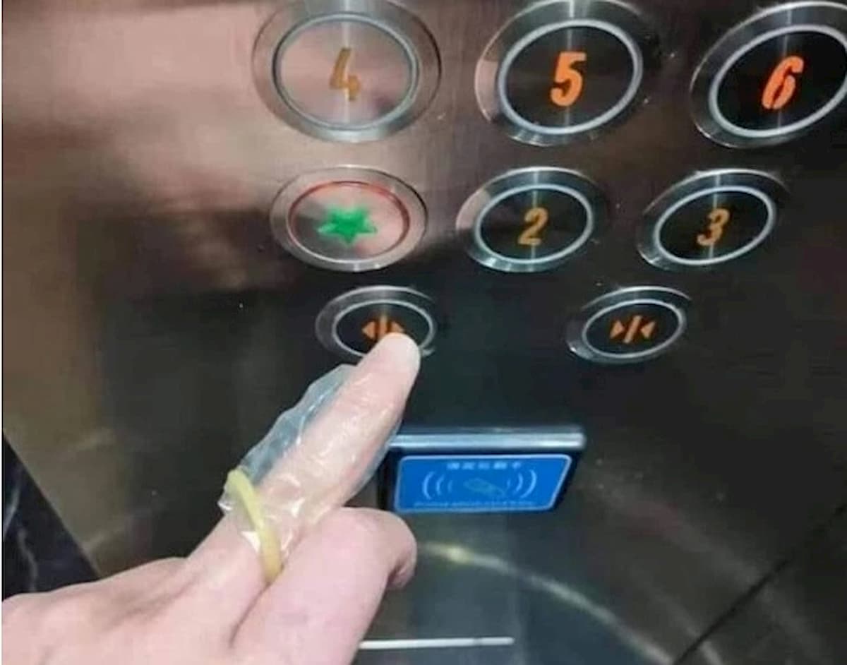 Coronavirus, profilattici sulle dita contro il contagio: la bizzarra moda a Singapore