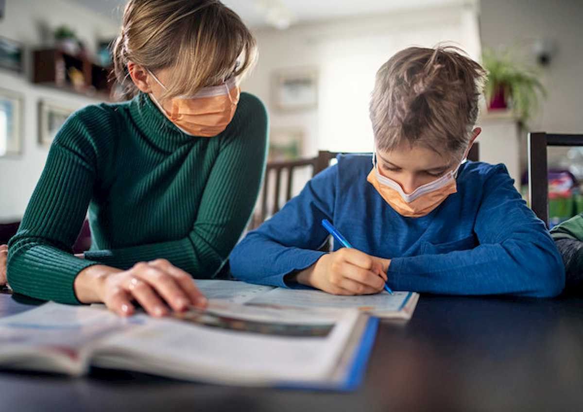 Coronavirus, il pediatra Alberto Plazza: "Ecco perché i bambini si ammalano meno"
