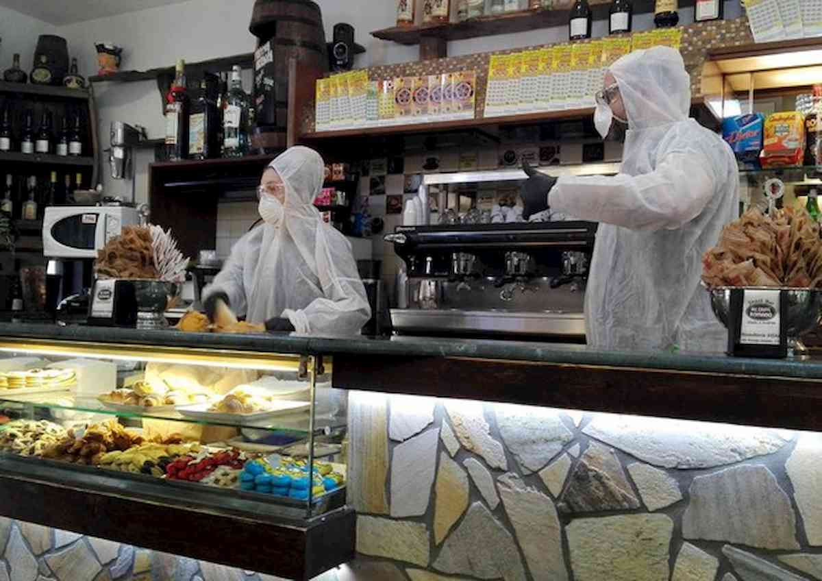 Coronavirus, l'Italia dell'autocertificazione e del caffè al bar mette troppa gente in giro