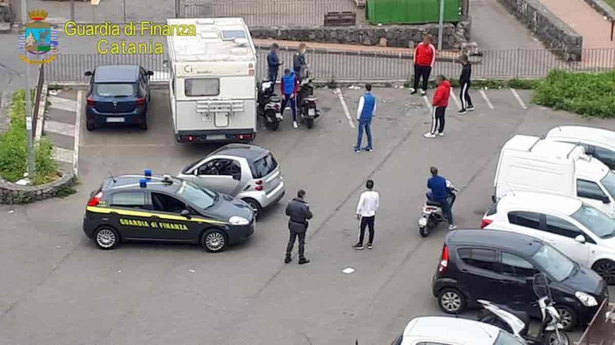 Coronavirus Italia, gente (tanta) che l'aiuta: 5.000 multe, 50 positivi a spasso, runner...