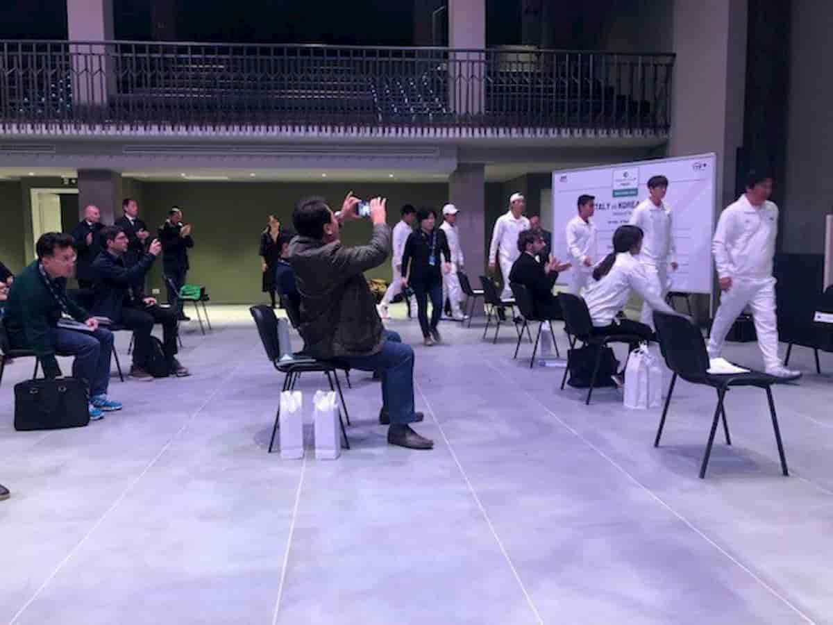 Coronavirus, direttiva Viminale: tre mesi di carcere per chi non rispetta la distanza di un metro