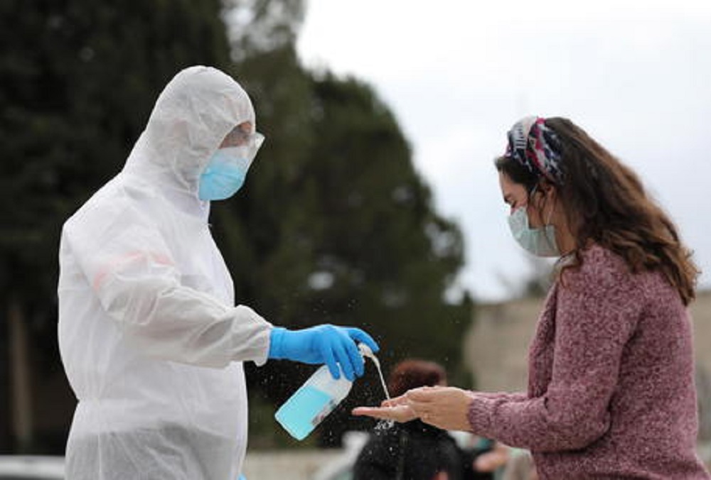 Coronavirus, "sei infetto". Cinese insultato e picchiato con una pietra a Milano