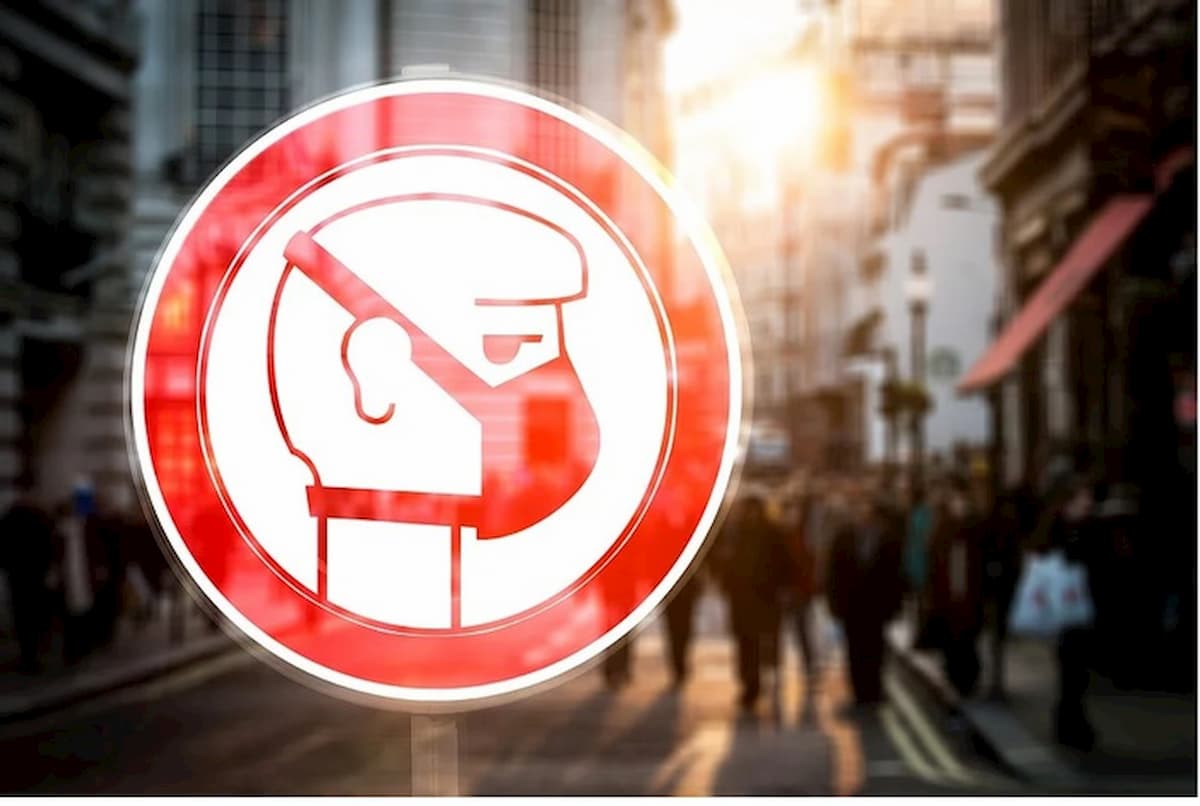 Coronavirus, ironia sul vademecum: "Restiamo uniti ma... ad un metro e mezzo di distanza"