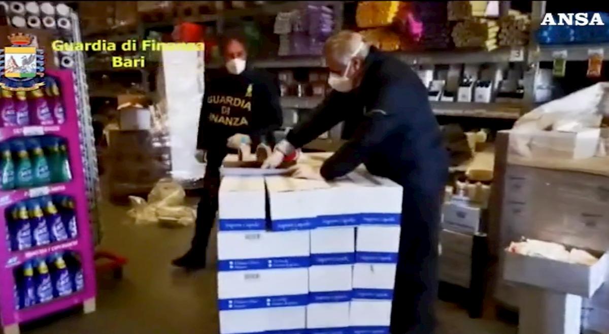 Coronavirus, vendevano mascherine con un rincaro del 6000%: 30mila sequestri a Bari