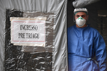 Coronavirus, studio cinese: "La quarantena deve durare 21 giorni e non 14"