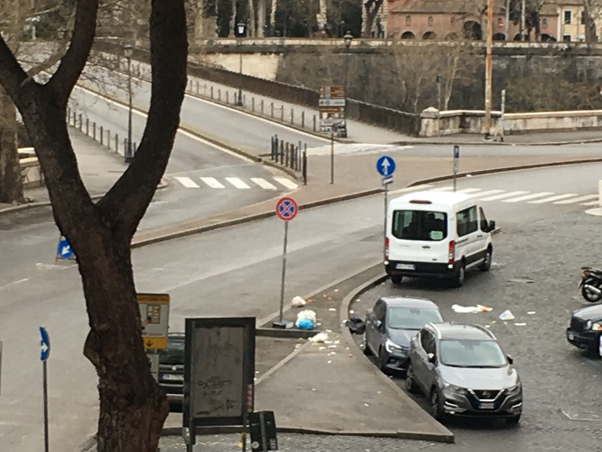 Coronavirus a Roma, strade deserte e Ponte Palatino vuoto