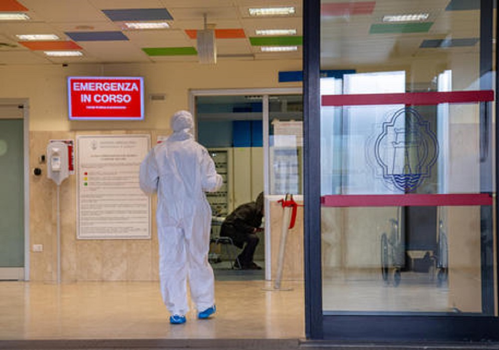 Portogallo chiude i voli dall'Italia, Londra cerca cavie umane: chi tardi arriva...