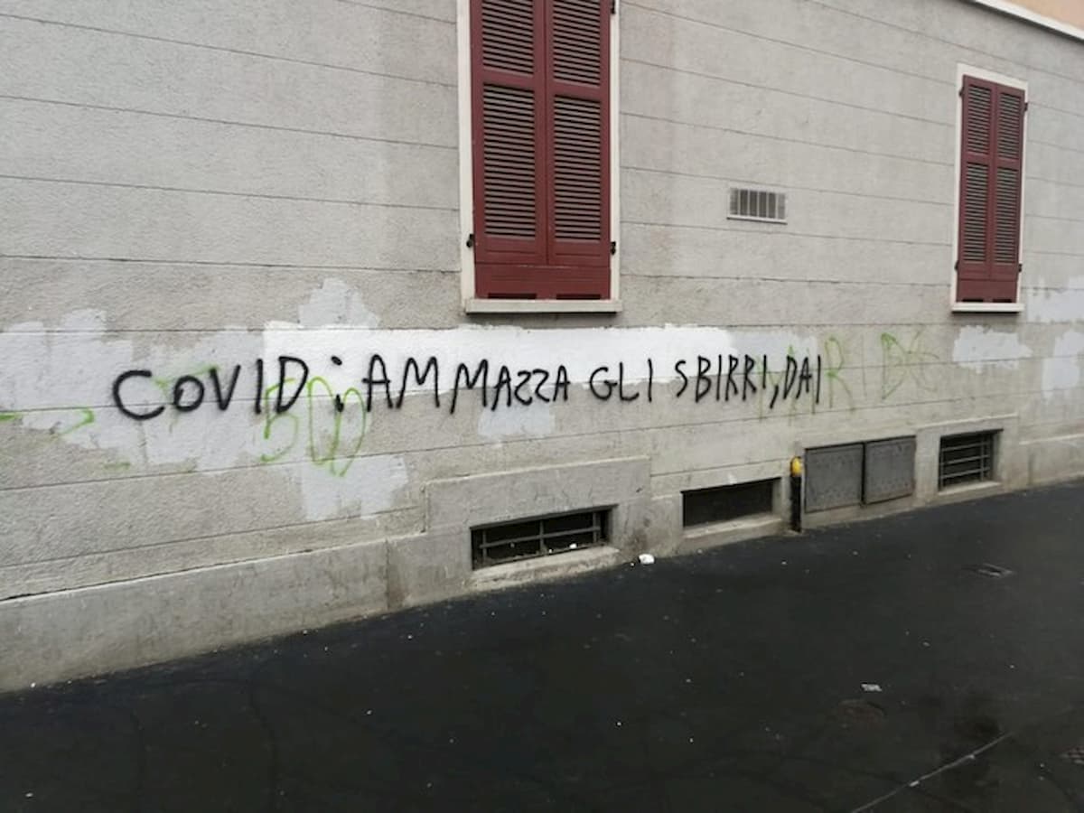 Milano, scritta contro la Polizia su un muro a Corvetto: "Covid ammazza gli sbirri"