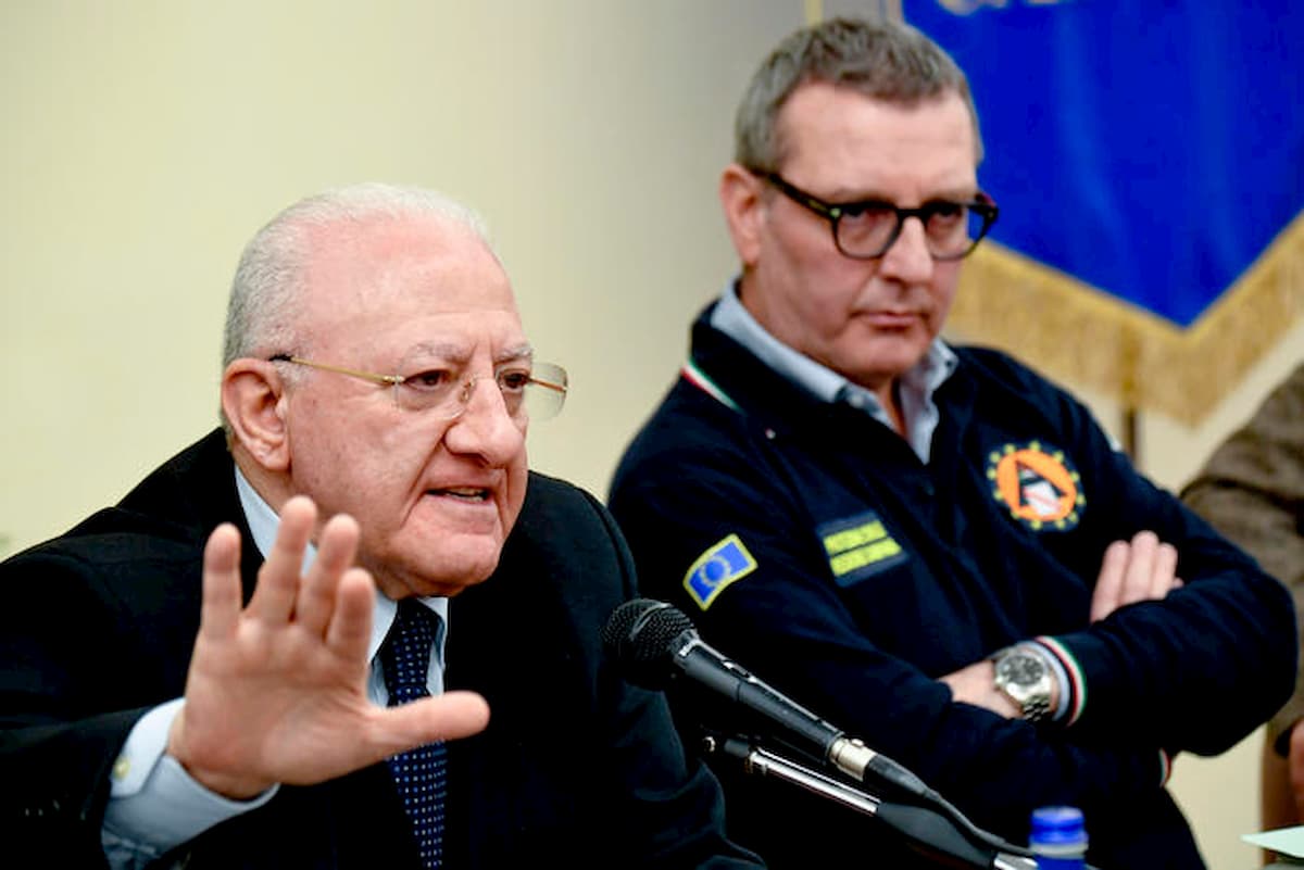 De Luca: "Bertolaso super commissario? In Campania servirebbe padre Pio..."