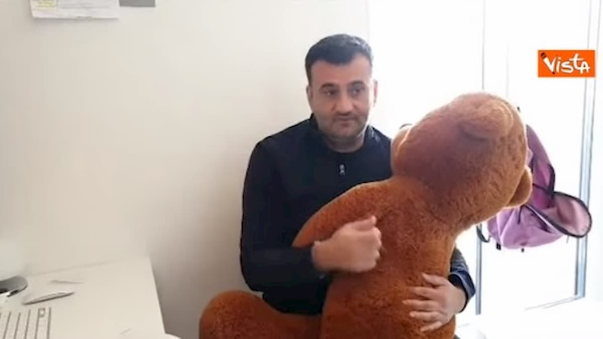 Coronavirus, a Bari chiacchiere e assembramenti. Sindaco chiude distributori automatici