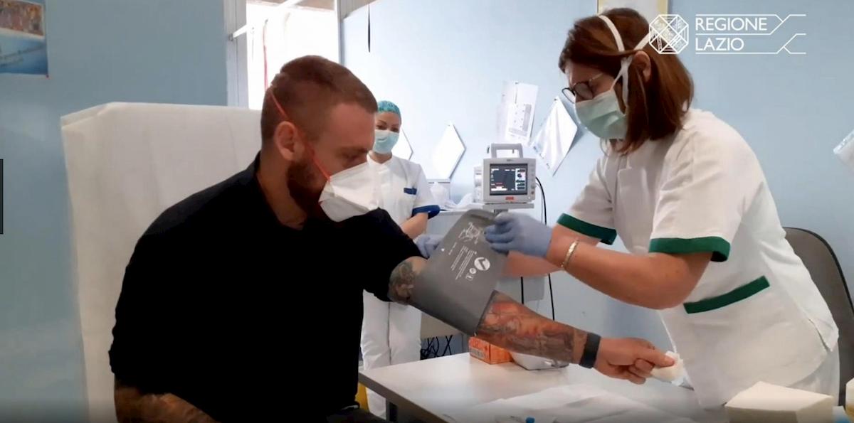 Coronavirus, De Rossi e Felberbaum donano sangue a Roma. Zingaretti: "Grazie"
