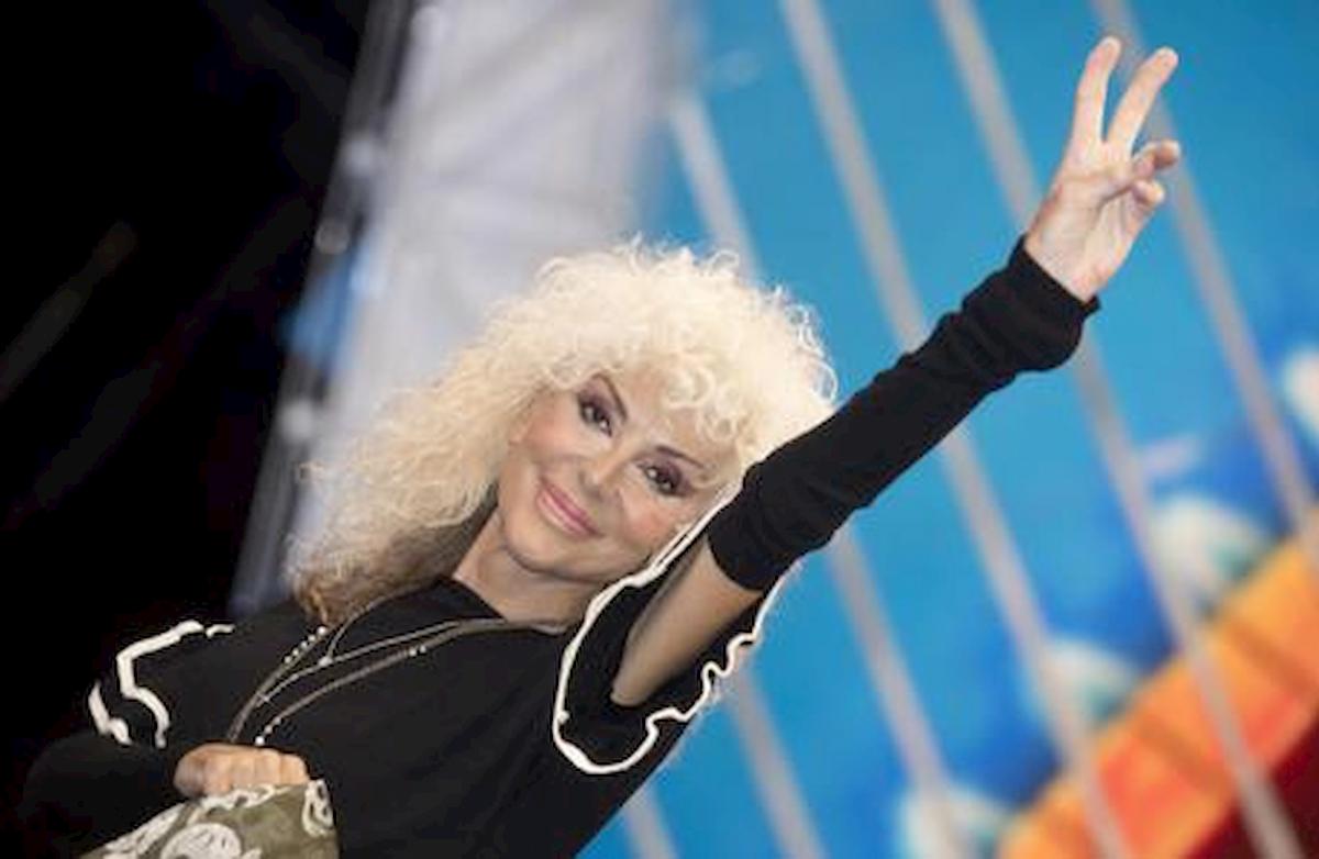 Donatella Rettore è ancora in ospedale. Platinette: "Non sta bene ma non c'entra il coronavirus"