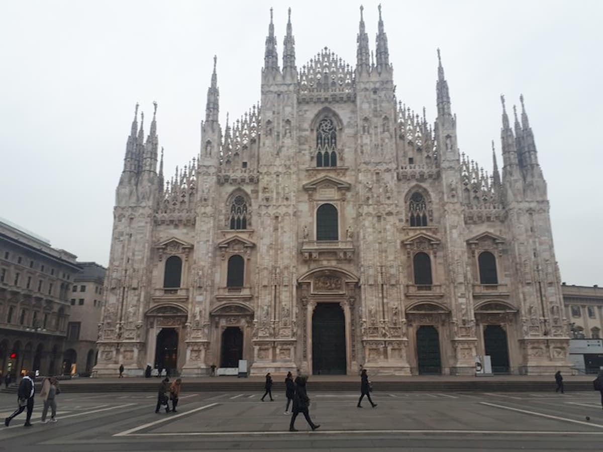 Coronavirus Lombardia, appello agli over 65: "Restate a casa". Il Duomo di Milano riapre