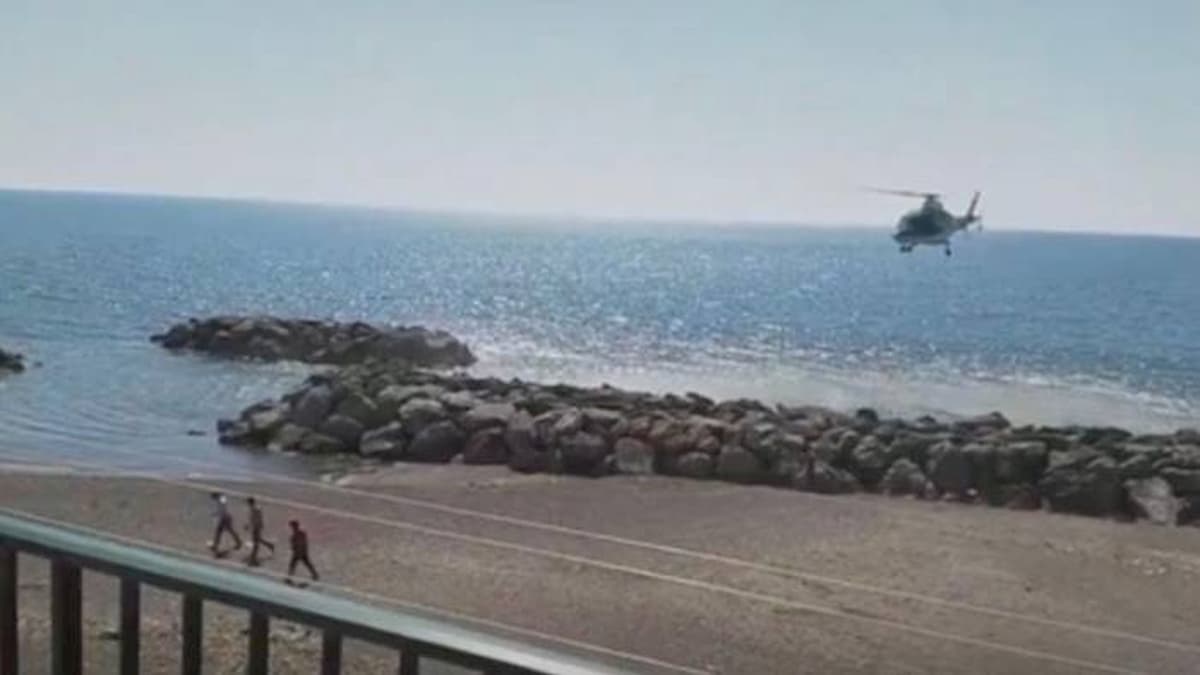Coronavirus, a Salerno elicottero carabinieri si abbassa sulla spiaggia per allontanare tre giovani al mare VIDEO