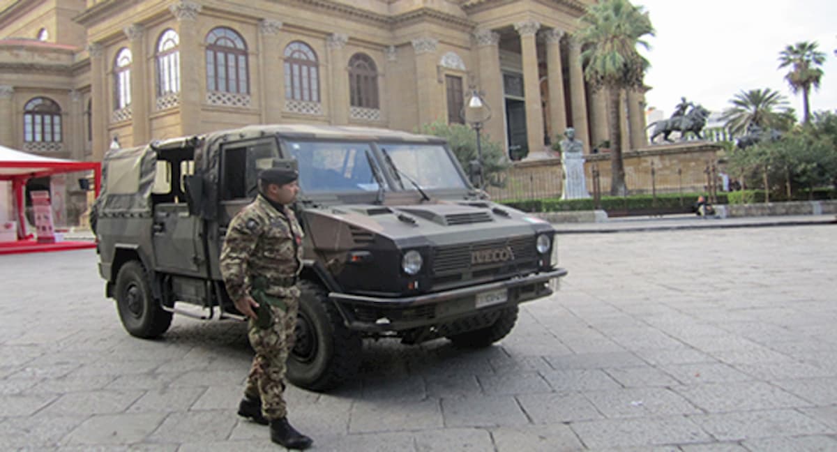 Coronavirus, esercito in strada. Il generale Bertolini: "I militari possono fermare, identificare e perquisire"