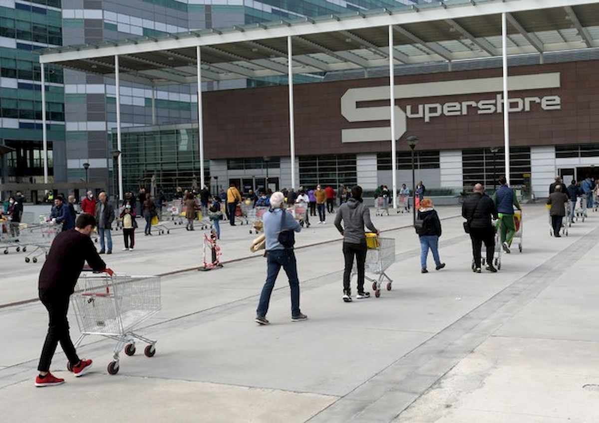 Coronavirus, a Cerro Maggiore si fa la spesa a carte di identità alterne