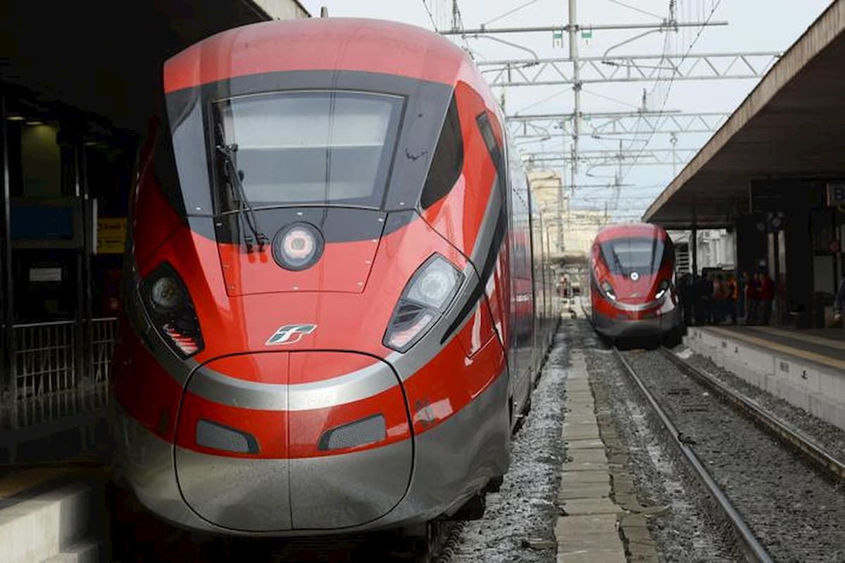 Settebagni, incendio alla stazione blocca di nuovo l'Alta velocità. Roma-Firenze, fino a due ore di ritardi