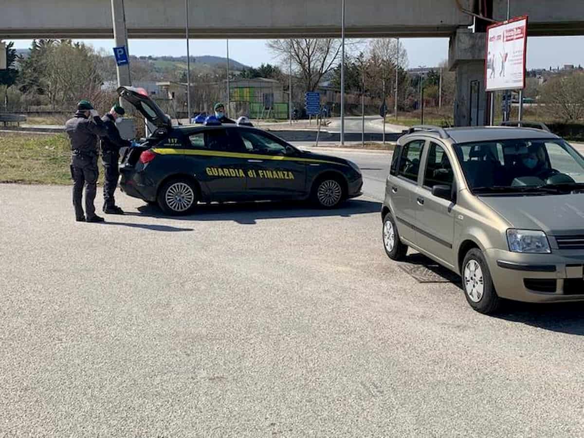 Coronavirus, ubriaco porta il coniuge trans a prostituirsi: "Arrotondiamo il bilancio familiare"