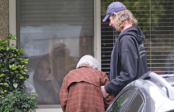 Coronavirus, marito e moglie dopo 60 anni insieme si guardano attraverso un vetro